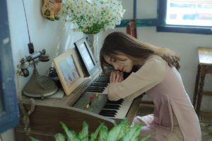 woman piano